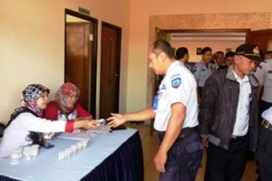 Petugas LP Majalengka saat melakukan tes urine.